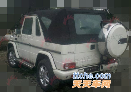 奔驰G-Class早已引入国内,并且刚刚在3月推出了新的2013款车型,但一直以来都是五门硬顶版的车型。而今天最新曝光的则是短轴的敞篷版本,这款更加个性和更富运动天赋的车型也有望首度引入国内。 短轴版本轴距2400mm,比长轴版的2850mm轴距短了不少,这无疑将大大提升这款车型的越野性能。短轴版奔驰G-Class离地间隙达到210mm,涉水深度500mm,接近角和离去角分别是34度和29度,最大爬坡角度可达80%。 和长轴版车型一样,采用了非承载式车身结构,前后悬架系统都采用了整体桥非独立悬
